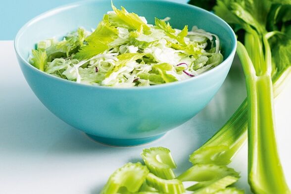 Ensalada de verduras con hierbas para potenciar