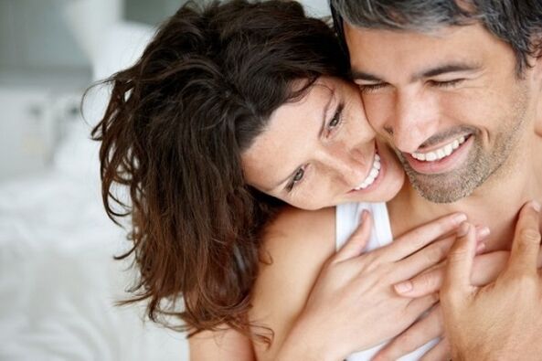 Mujer feliz y hombre con mayor potencia.