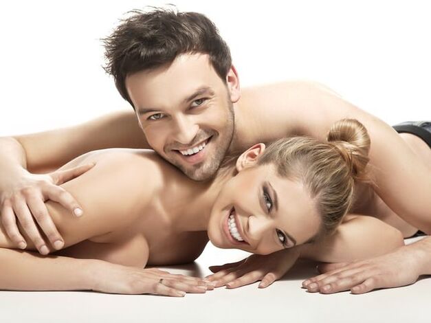 Mujer y hombre que aumentaron su potencia con productos